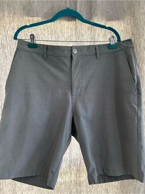 LIKE NEW MENS CALLAWAY GRAY PERFORMANCE GOLF SHORTS SIZE 38